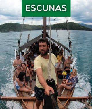 Passeios de Escuna em Ubatuba - Na proa de uma escuna durante navegação