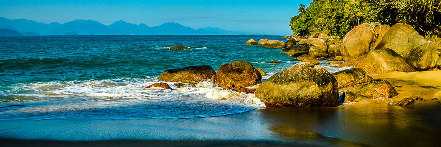Ondas quebrando suavemente na entrada do mar da Praia do Cedrinho em Ubatuba