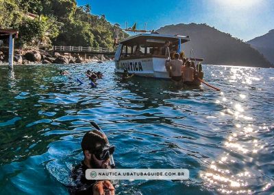Eu distante da embarcação praticando mergulho livre durante esse incrível passeio de barco em Ubatuba