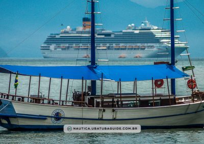 Cruzeiro Costa Formosa ao fundo em contraste com a escuna da operadora de turismo náutico em primeiro plano
