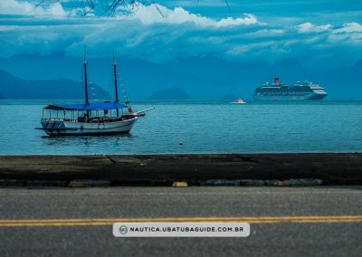 Com a escuna e o navio (cruzeiro) ao fundo, um pequeno trecho da Av. Leovigildo Dias Vieira se destaca em primeiro plano