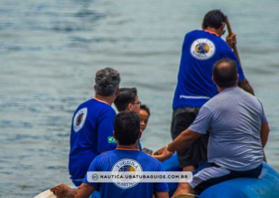 Membros da equipe da operadora em bote a remo seguindo para a escuna. Os embarques e desembarques são feitos com esse mesmo bote