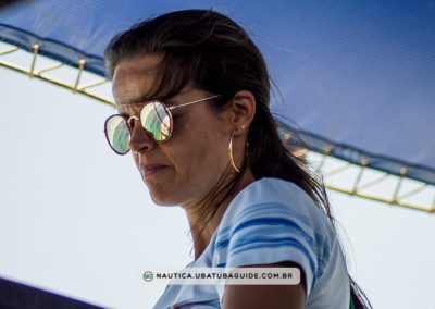 Natalie Garoz concentrada durante um passeio de escuna para a Ilha das Covues, com saída da Praia do Itaguá