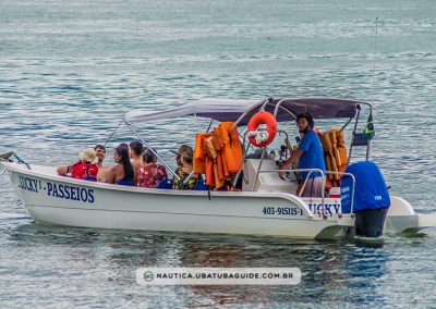 Grupo heterogêneo de pessoas sentadas confortavelmente após passeio com mar calmo e ideal para navegar com tranquilidade e segurança
