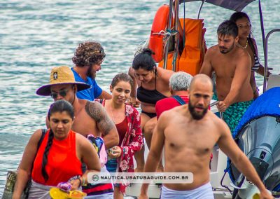 Pessoas desembarcando após passeio de lancha coletivo a partir da Praia do Itaguá para as Ilhas de Ubatuba na costa norte