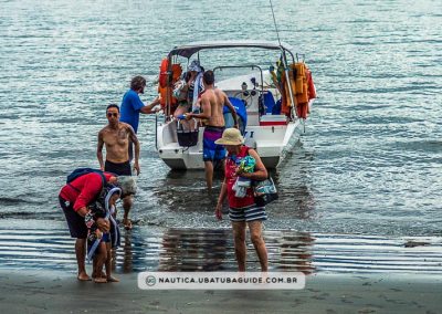 A embarcação possui características que garantem o embarque e desembarque praticamente na areia, oferecendo conforto, segurança e conveniência para quem realiza passeios de lancha com a operadora