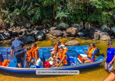 Família embarcada com segurança, utilizando coletes salva vidas, rumo a paradisíaca Ilha do Prumirim