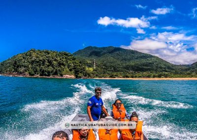 Praia do Prumirim ao fundo com o Nilton no comando da lancha para uma travessia até a Ilha do Prumirim