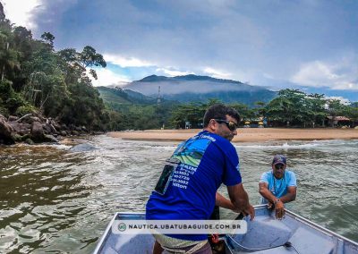 Nilton e Marcelo preparando o embarque para um passeio até a Ilha dos Porcos, ou Ilha da Almada