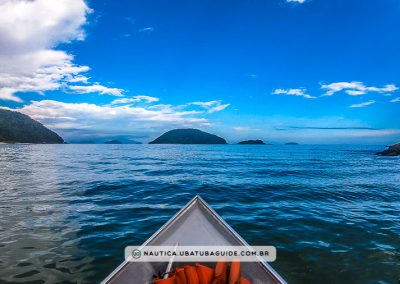 Ilhas de Ubatuba na costa norte: Prumirim (centro), Ilhota do Prumirim e Rapada (direita), Porcos/Almada (esquerda) e, ao fundo, as ilhas Comprida e Couves, essas duas bem distantes, quase sem ser possível identificar