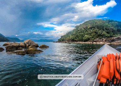 Proa da lancha na Ponta da Sela, ou Ilhota da Sela que também é conhecida como Pontão da Ilha do Prumirim