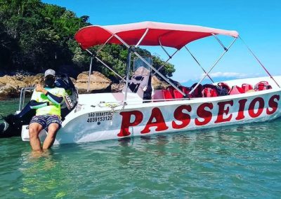 Fábio, comandante da operadora e da embarcação, fazendo sinal de afirmativo sentado na popa da embarcação enquanto aguarda tripulantes aproveitarem as praias da costa sul, tais como Cedro do Sul, Grande do Bonete e Bonete