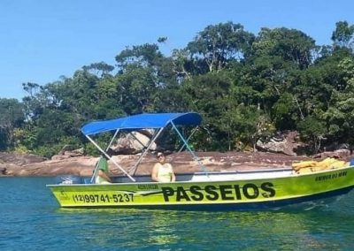 Fábio e Jack, pessoas empreendedoras que comandam a operadora de turismo náutico Rainha do Mar embarcados em lancha miúda utilizada para passeios com grupos menores