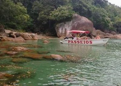 Ancorada diante da Praia da Barra, uma das inúmeras vizinhas da Praia da Fortaleza, que faz parte dos roteiros de passeios panorâmicos oferecidos pela Rainha do Mar