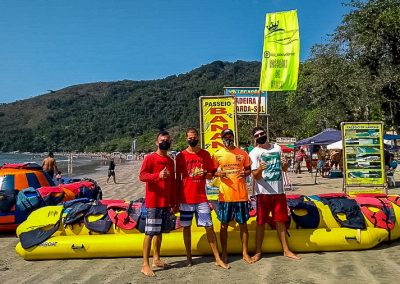 Equipe reunida diante do ponto, onde são comercializados os passeios de banana boat e disco da Rainha do Mar