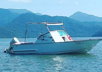 Lancha da Sol e Sal Turismo Náutico ancorada nas águas calmas da Ilha do Prumirim, um dos destinos dos passeios e roteiros diferenciados