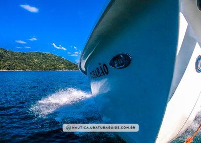 Proa de lancha da Tubarão Turismo durante navegação, com rastro lateral da água deixando pela lancha disponível para aluguel em Ubatuba